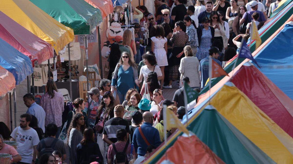 Cientos de personas caminan por uno de los pasillos de la Feria del Libro de Miami en su edición número 41, el domingo 24 de noviembre de 2024, en downtown Miami, Florida.
