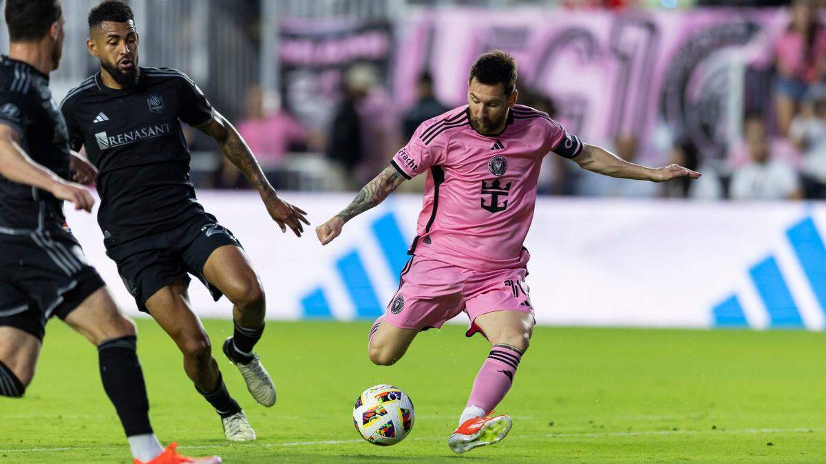 El delantero del Inter Miami Lionel Messi tira a puerta ante la marca de Aníbal Godoy, de Nashville, en el partido de la MLS celebrado el 20 de abril de 2024 en el Chase Stadium de Fort Lauderdale, Florida.