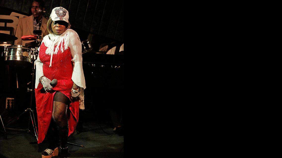 LA ARTISTA cubana Juana Bacallao durante una de sus presentaciones nocturnas en el club El Gato Tuerto, de la capital cubana.