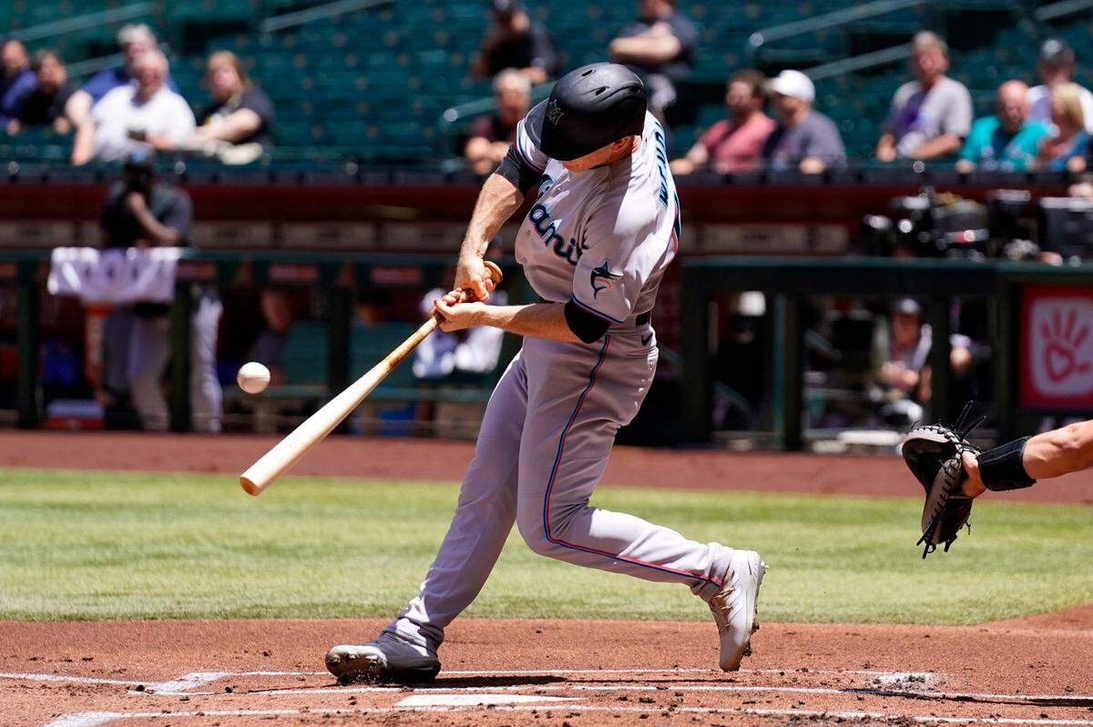 El tercera base de los Marlins Joey Wendle dispara un jonrón en el primer inning del partido ante los Diamondbacks, celebrado el 11 de mayo de 2022 en Arizona.