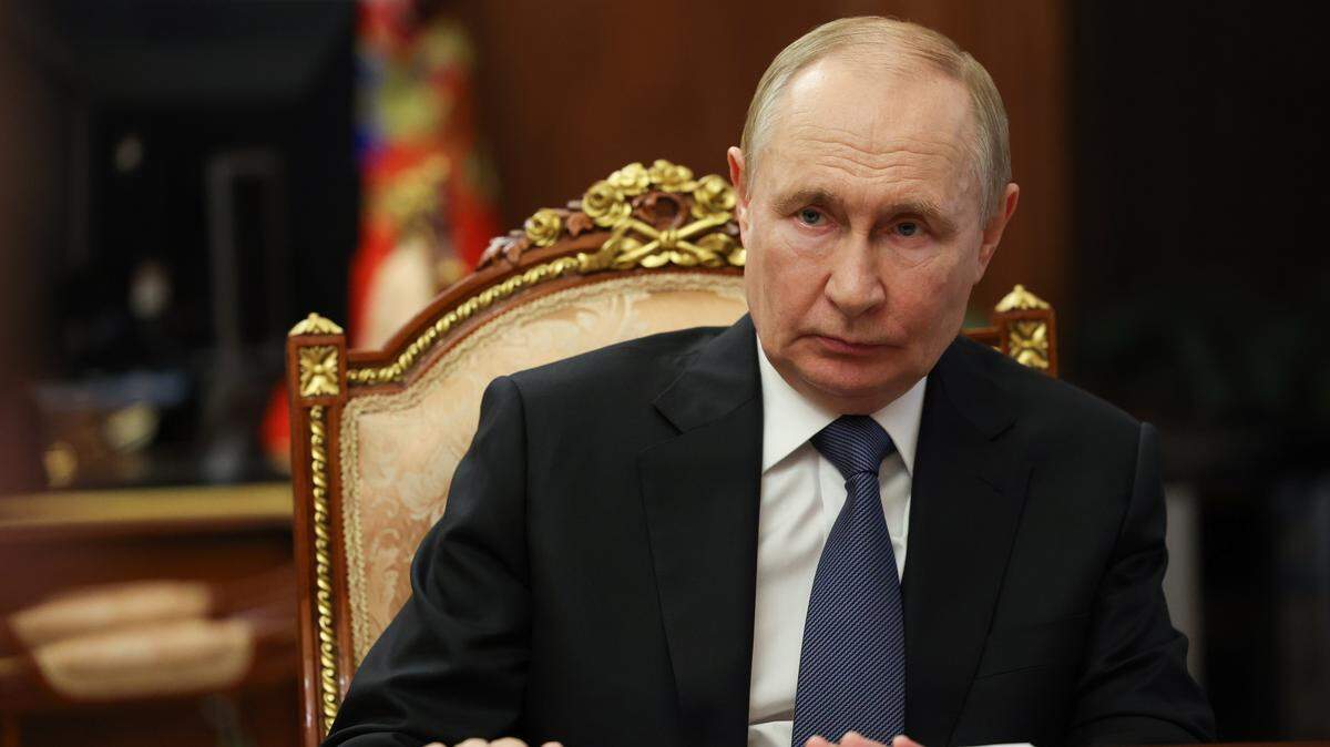 RUSIA, MOSCÚ - 27 DE AGOSTO DE 2025: El presidente de Rusia, Vladímir Putin, se muestra durante una reunión con funcionarios del gobierno ruso en el Kremlin.