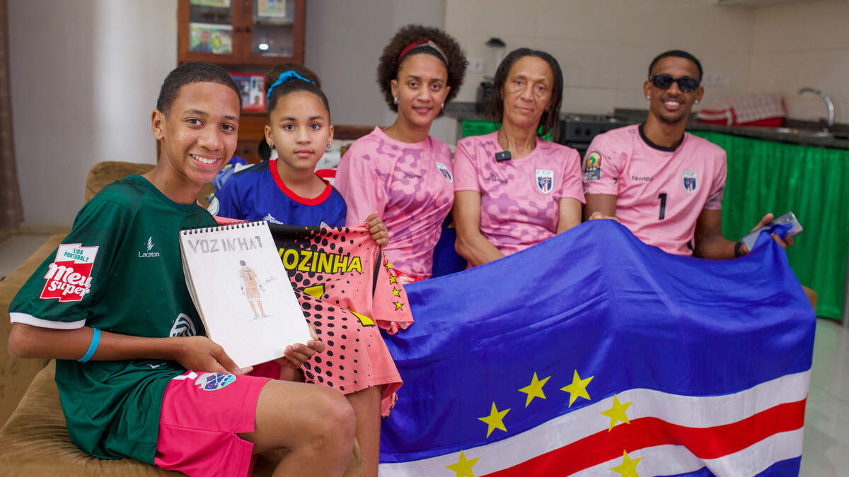Ana Candida Evora, madre del portero caboverdiano Vozinha, posa para una fotografía con otros miembros de su familia durante una entrevista con Reuters en su casa de Mindelo, Sao Vicente, Cabo Verde, el martes 16 de junio de 2026.