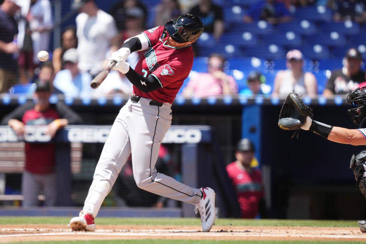 El primera base de los Diamondbacks de Arizona Pavin Smith batea un jonrón en el primer inning del partido ante los Marlins, celebrado el 17 de abril de 2025 en Miami.