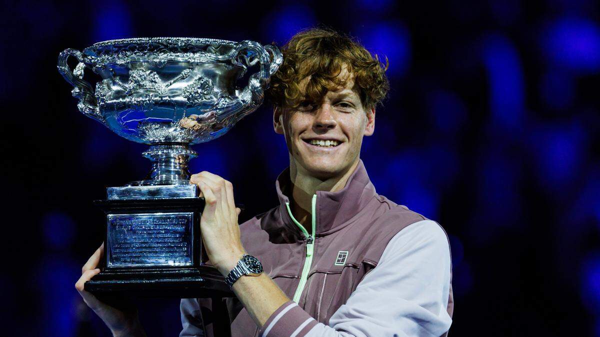 Jannik Sinner se las ingenió para pasar de la defensa al ataque en su primera final de una de las cuatro grandes citas para vencer el domingo 3-6, 3-6, 6-4, 6-4, 6-3 a Daniil Medvedev y coronarse en el Abierto de Australia.