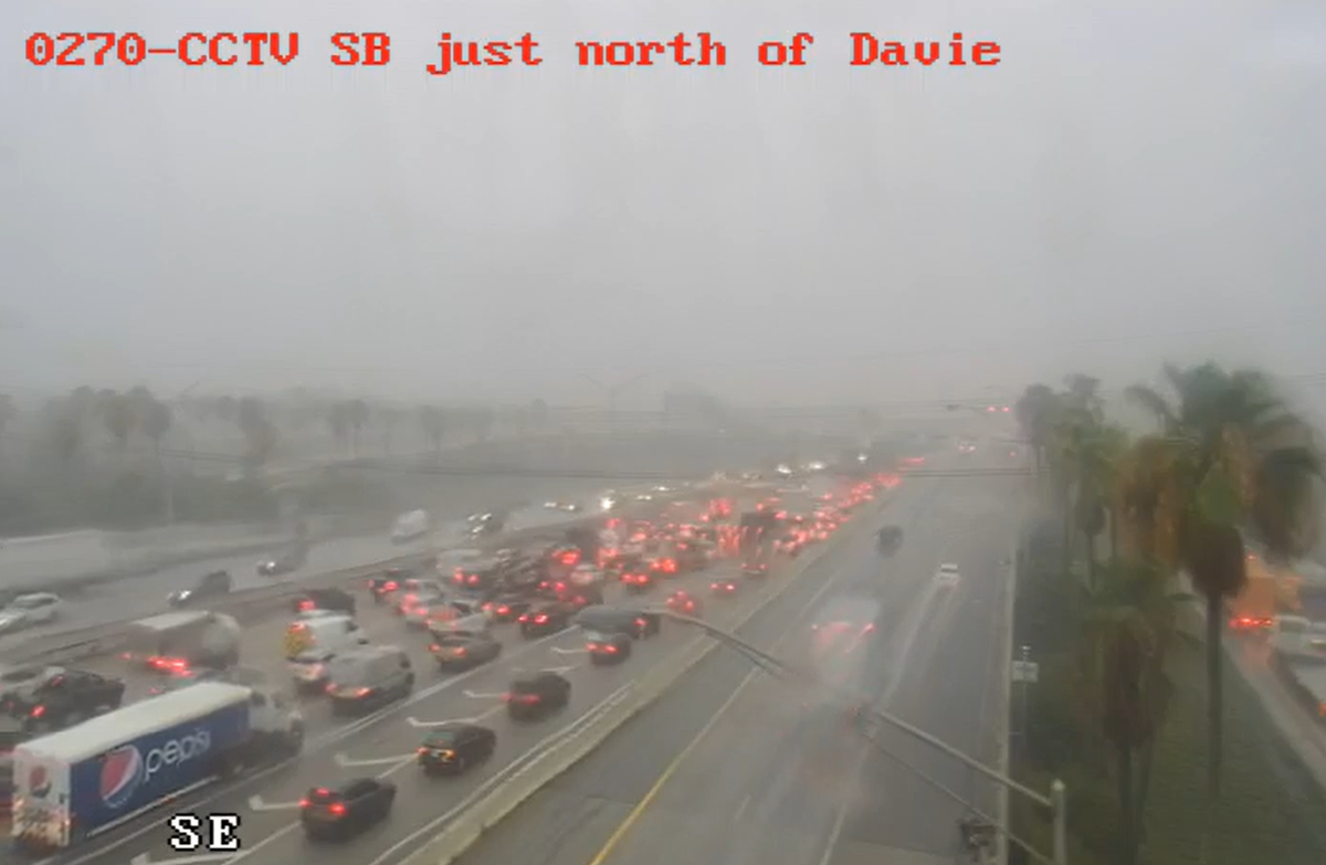 Tormentas eléctricas e inundaciones importantes han obligado a la Patrulla de Caminos de Florida a cerrar la I-95 en dirección sur en Griffin Road. Se está desviando el tráfico.
