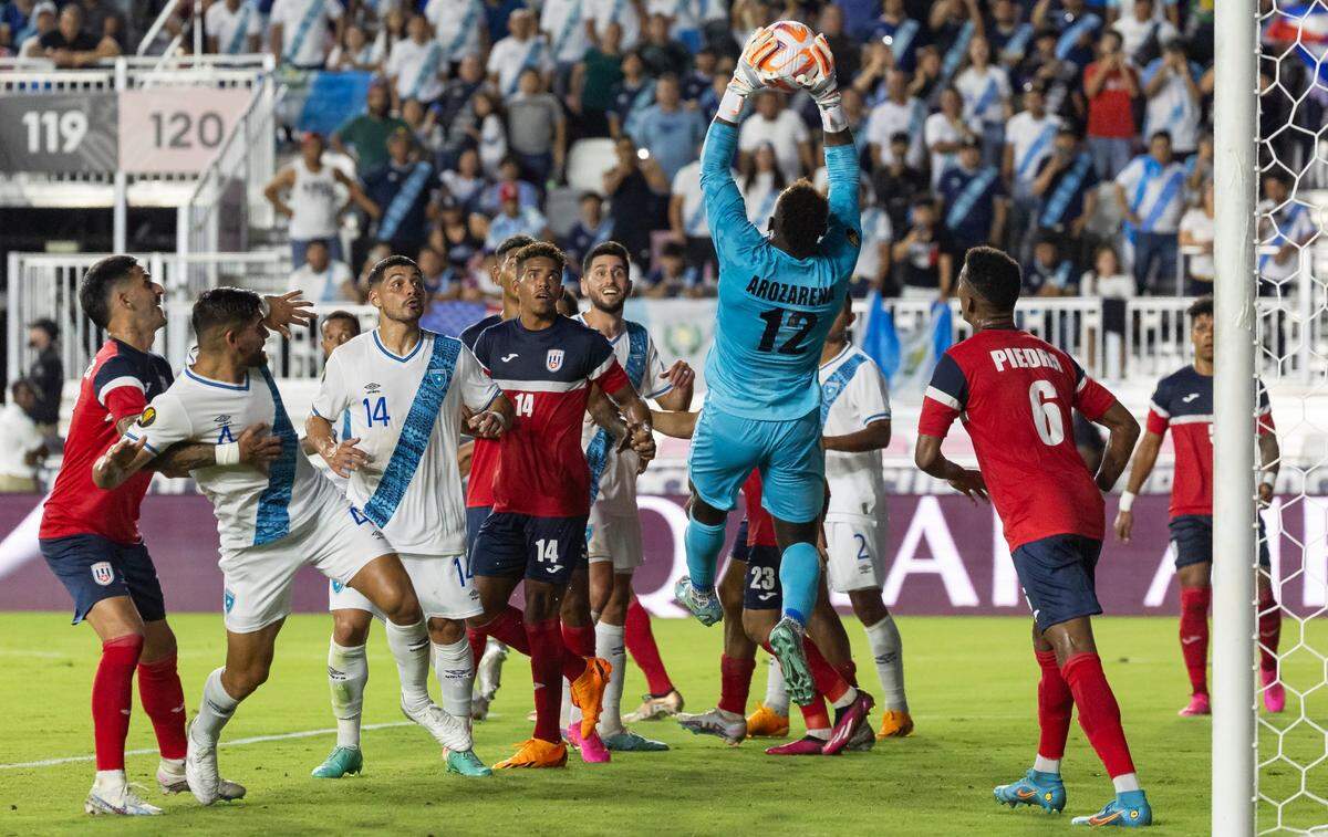 El portero cubano Raiko Arozarena toma la pelota en una jugada del partido de la Copa Oro, celebrado el 27 de junio de 2023 en el DRV PNK Stadium de Fort Lauderdale, Florida.