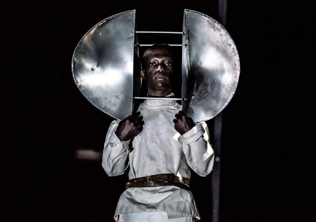 Actuación de Sipho Seroto en ‘The Head and the Load’.