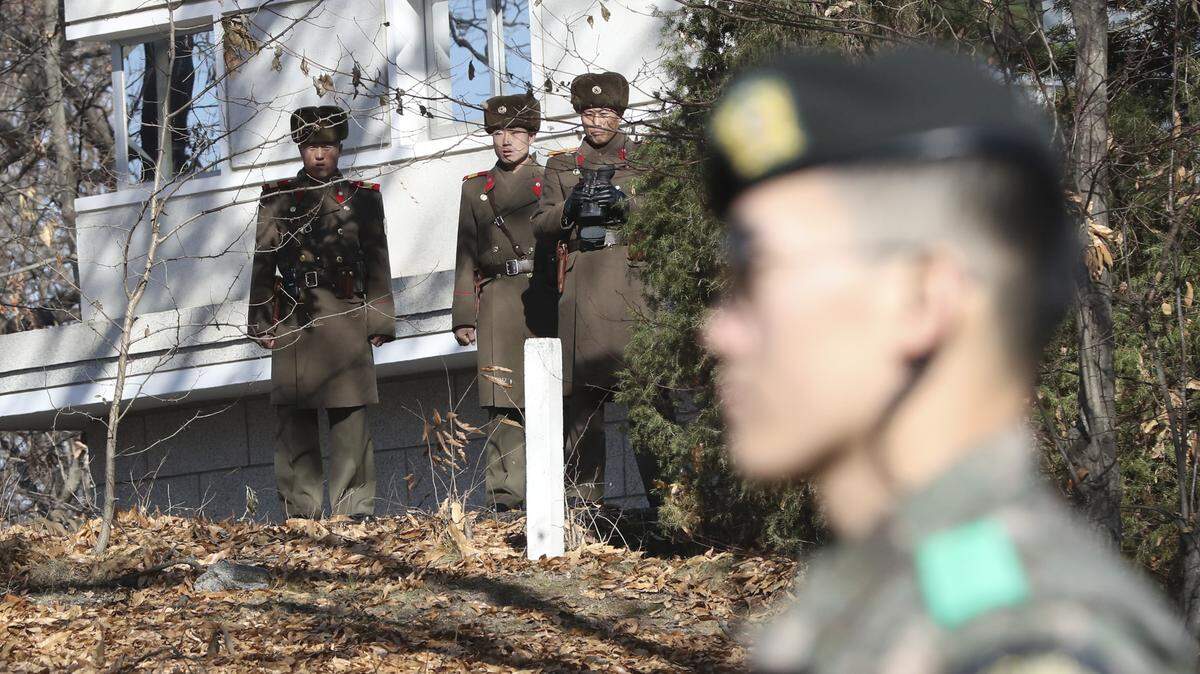 Soldados norcoreanos observan el punto de la frontera por el que huyó un soldado norcoreano el 13 de noviembre en Panmunjom, zona desmilitarizada de Corea del Sur