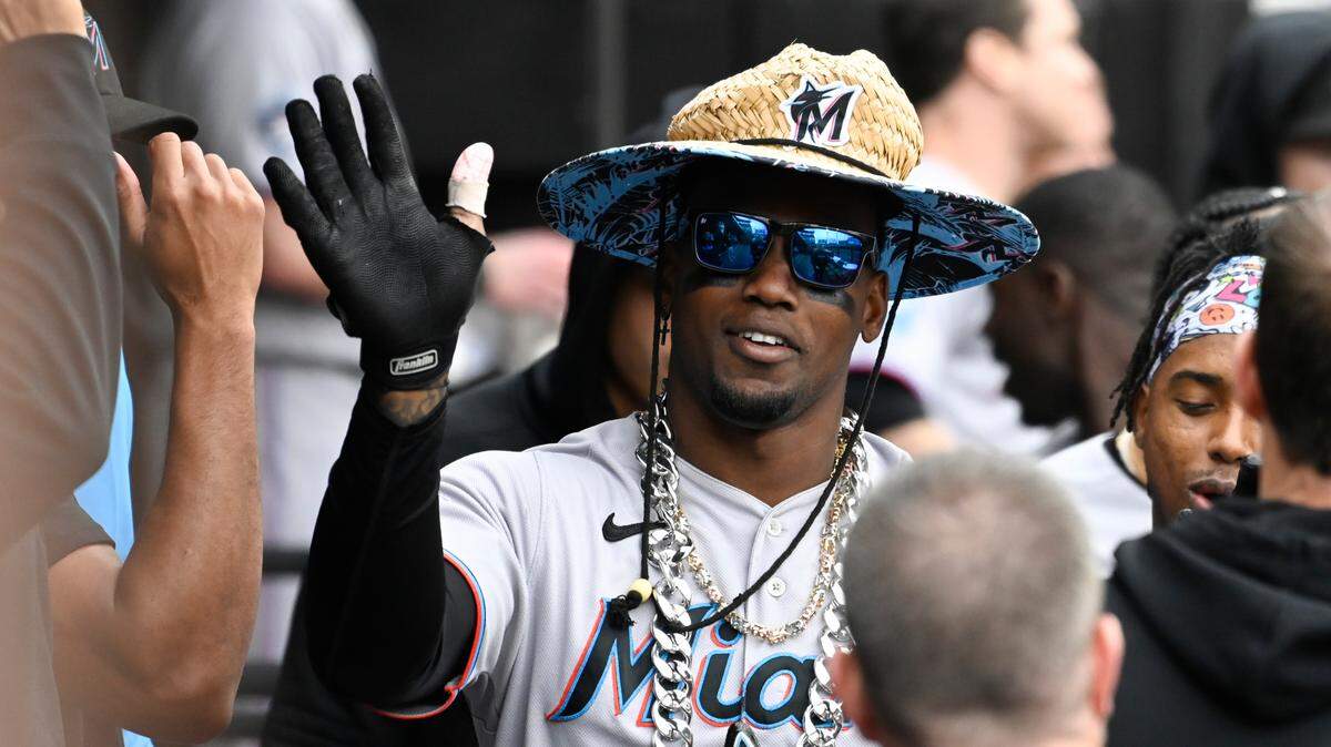 El pelotero de los Marlins Jorge Soler celebra tras pegar un jonrón en el quinto inning del partido ante los Medias Blancas, celebrado el 11 de junio de 2023 en Chicago.