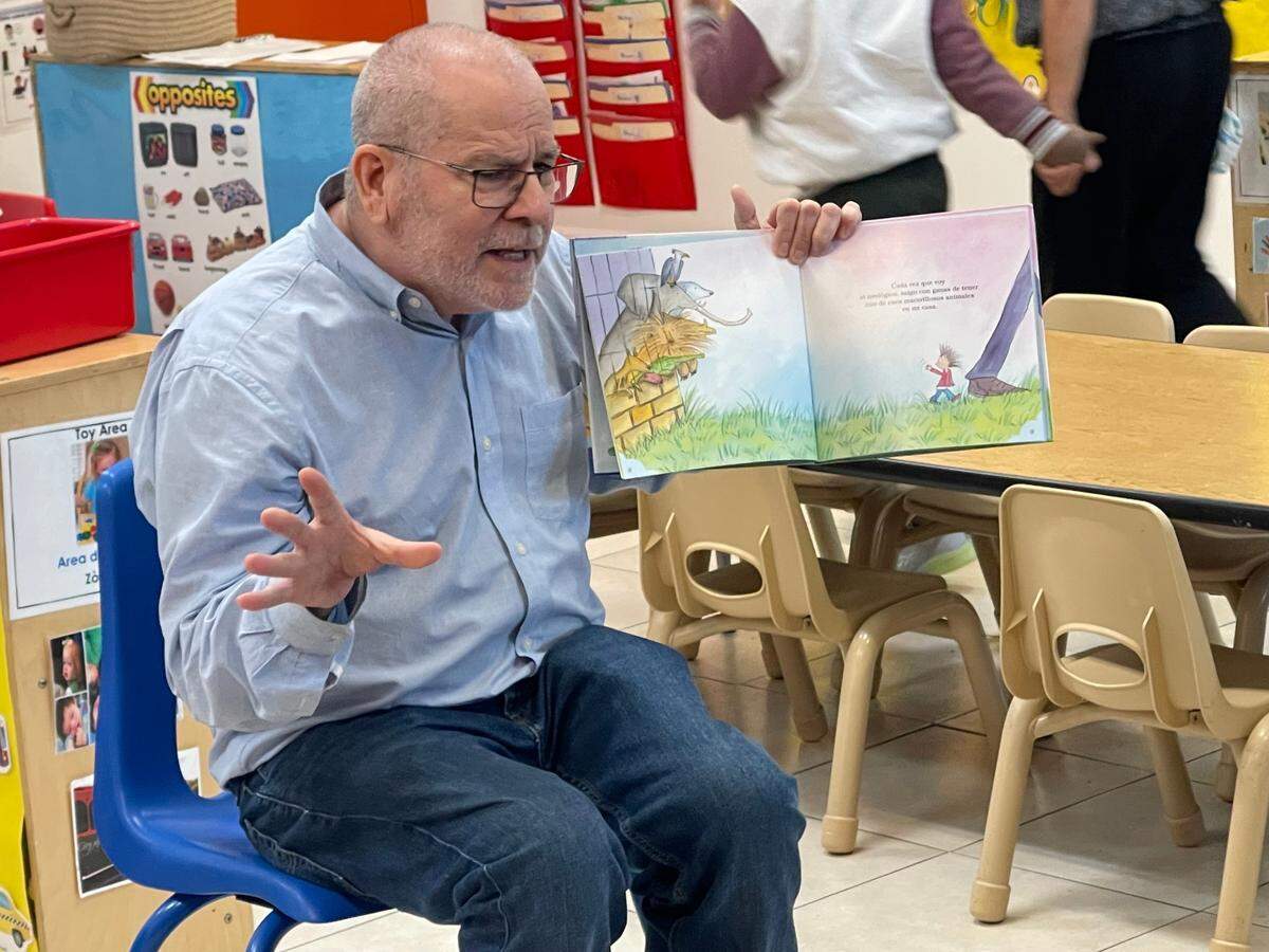 Sergio Andricaín lee su libro ‘Un zoológico en casa’ durante la Fiesta de la Lectura.