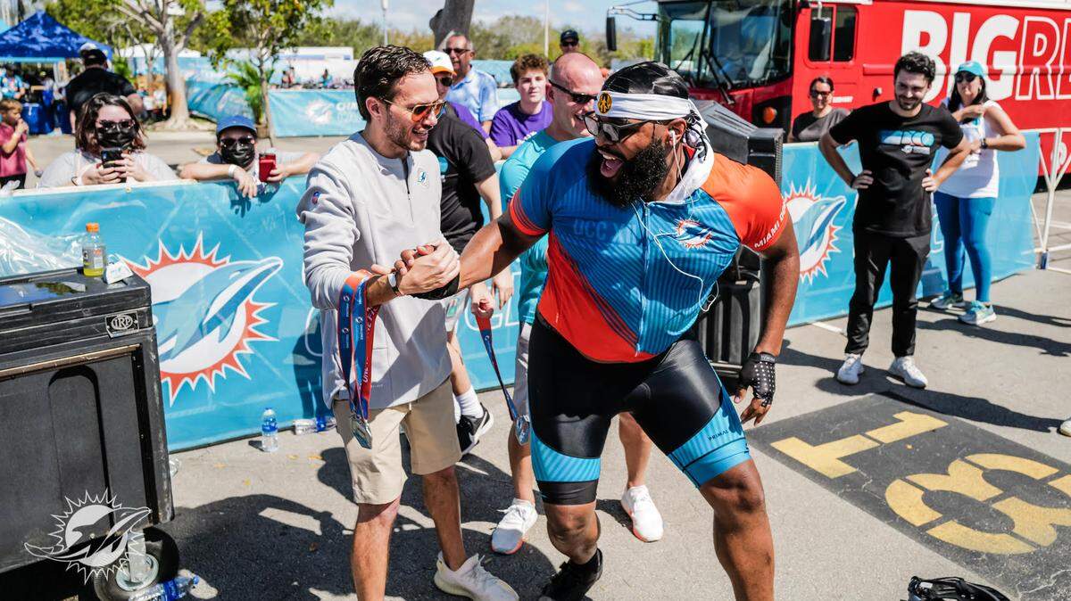 Christian Wilkins (der.) y Mike McDaniel, defensive end y entrenador de los Dolphins, en el DCC en el 2022.
