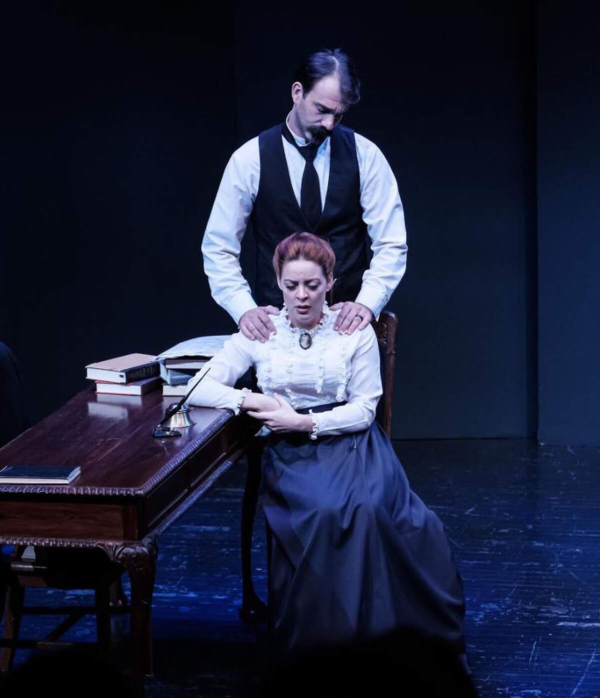 Claudia Valdés da vida a Carmen Zayas Bazán en este montaje de “Hierro”, aquí junto a Caleb Casas en el personaje de José Martí. 