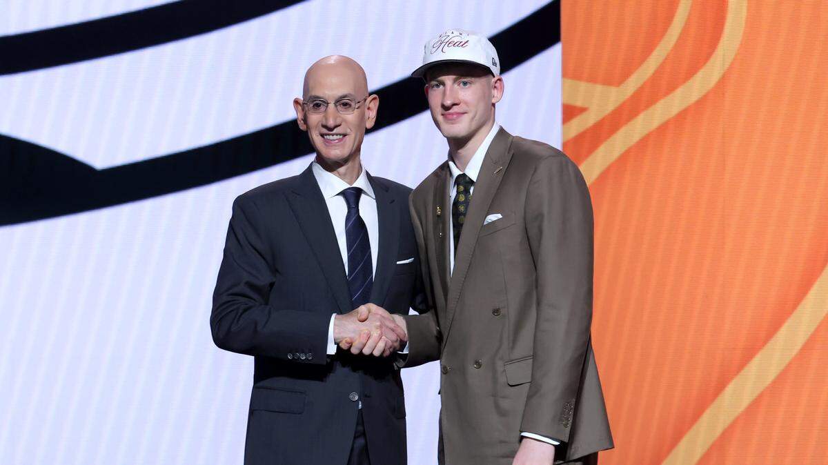 Kasparas Jakucionis posa con el comisionado de la NBA, Adam Silver, tras ser seleccionado en el puesto número 20 por el Heat de Miami en la primera ronda del Draft de la NBA, celebrado el 25 de junio de 2025 en el Barclays Center en Nueva York.