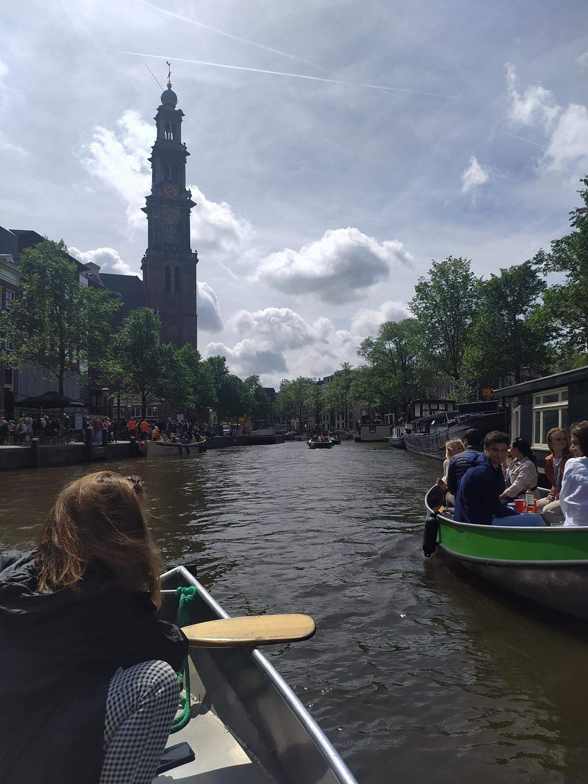 Recorrido en embarcaciones pequeñas por los canales.