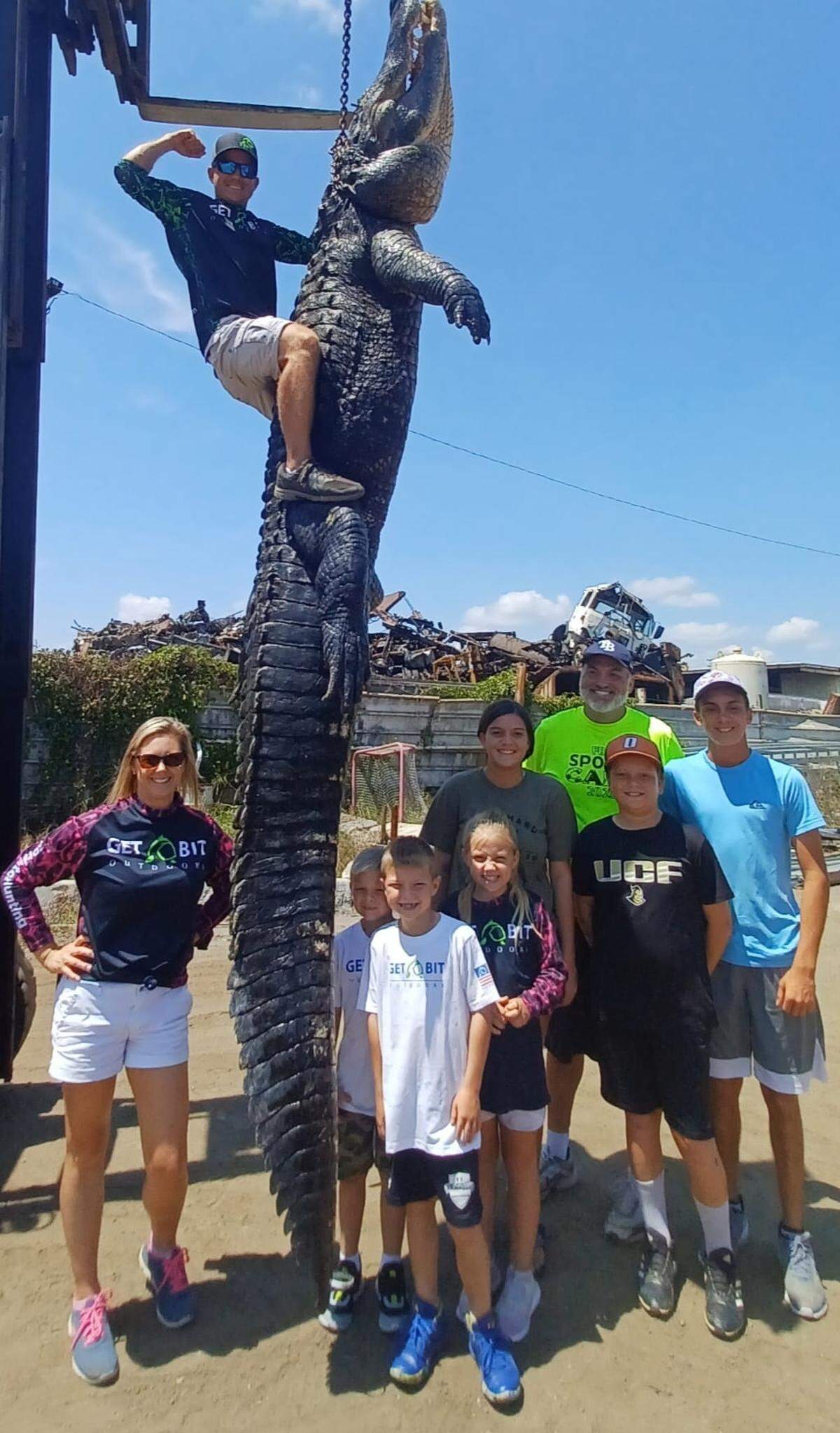Kevin Brotz, director de&nbsp; FloridaGatorHunting.com, junto a su familia tras la captura del segundo caimán gigante más pesado registrado en Florida Fish and Wildlife.