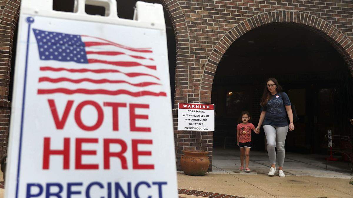 Erin Beazzo y su hija Fionna Beazzo salen de un centro de votación el 28 de agosto de 2018 en San Agustín, Florida.