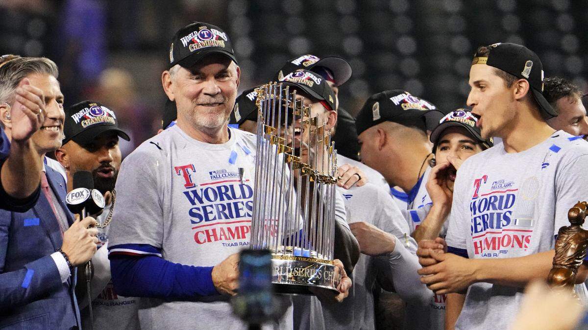 El manager de los Rangers de Texas Bruce Bochy alza el trofeo de campeones de la Serie Mundial que su equipo ganó ante los 
Diamondbacks en el quinto partido del playoffs, celebrado el 1ro de noviembre de 2023 en Phoenix, Arizona.