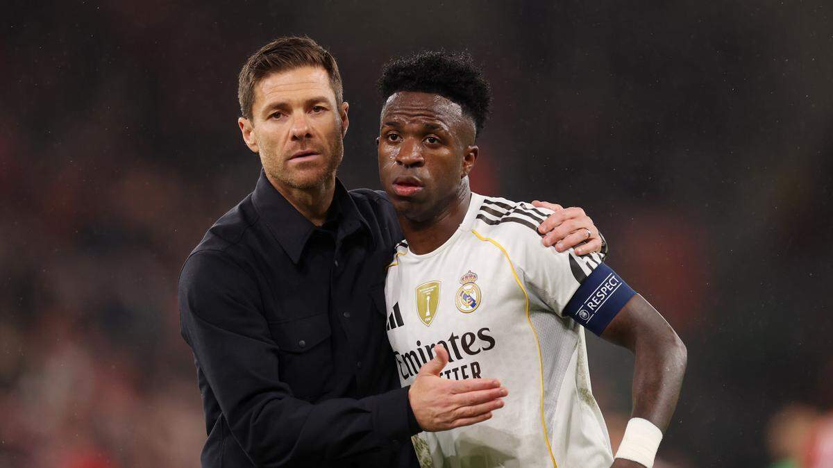 El entrenador del Real Madrid Xabi Alonso consuela al delantero Vinicius Jr. tras la derrota del equipo ante Liverpool, en el partido de la fase de grupos de la Champions League, celebrado el 4 de noviembre de 2025 en Liverpool, Inglaterra.