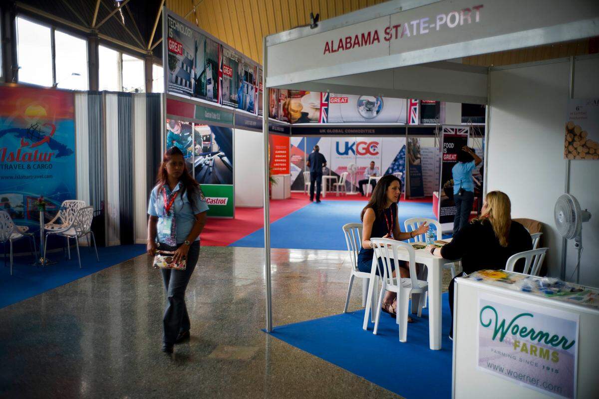 Una mujer pasa junto al área que representa al estado de Alabama en la 36ta Feria Internacional de La Habana.