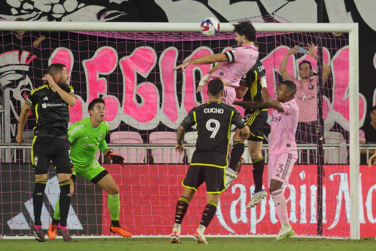 El jugador del Inter Miami Leonardo Campana (centro) anota de cabeza el primer gol de su equipo en el partido contra Columbus Crew, celebrado el 4 de julio de 2023 en el DRV PNK Stadium en Fort Lauderdale.