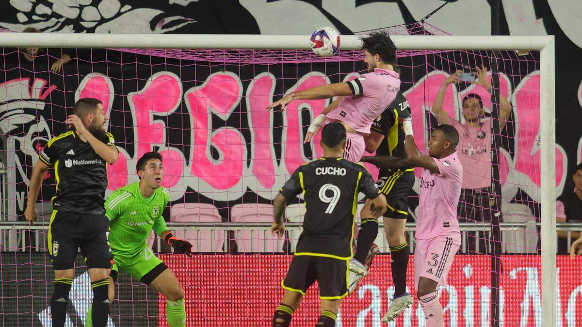 El jugador del Inter Miami Leonardo Campana (centro) anota de cabeza el primer gol de su equipo en el partido contra Columbus Crew, celebrado el 4 de julio de 2023 en el DRV PNK Stadium en Fort Lauderdale.
