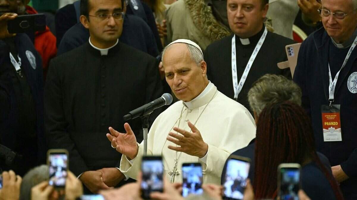 El papa León XIV reclamó este domingo una paz justa y estable para la martirizada Ucrania y lamentó los ataques a sus ciudades y la situación que las familias deberán sufrir con la inminencia de un nuevo invierno. 