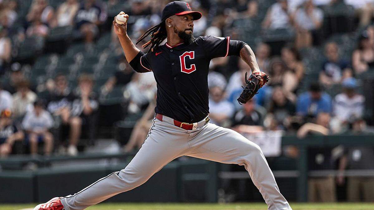 El lanzador de los Guardianes de Cleveland  Emmanuel Clase lanza en un partido ante los Medias Blancas, celebrado el 13 de julio de 2025 en Chicago. 