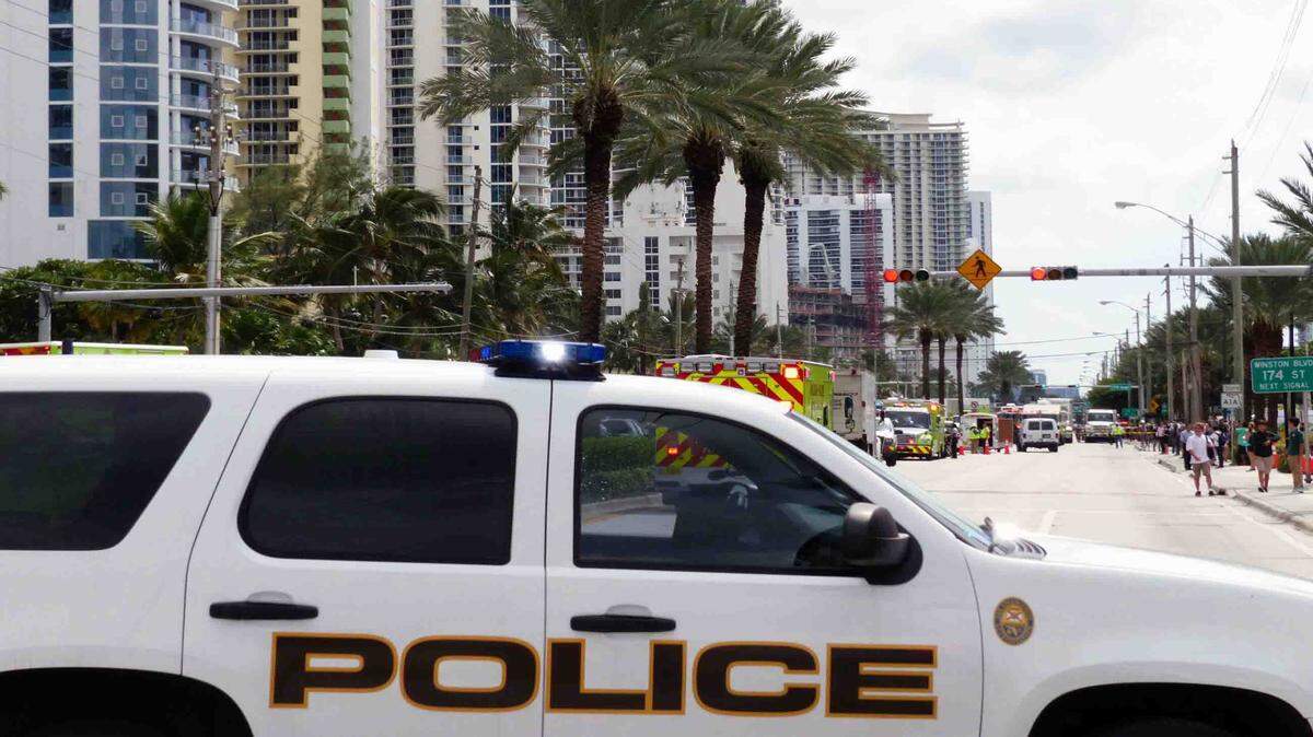  Un carro de la policía bloquea el acceso al edificio Chateau Beach Residences en la 174 calle y la avenida Collins, donde al mediodia del viernes hubo una explosión que dejó a varias personas heridas.