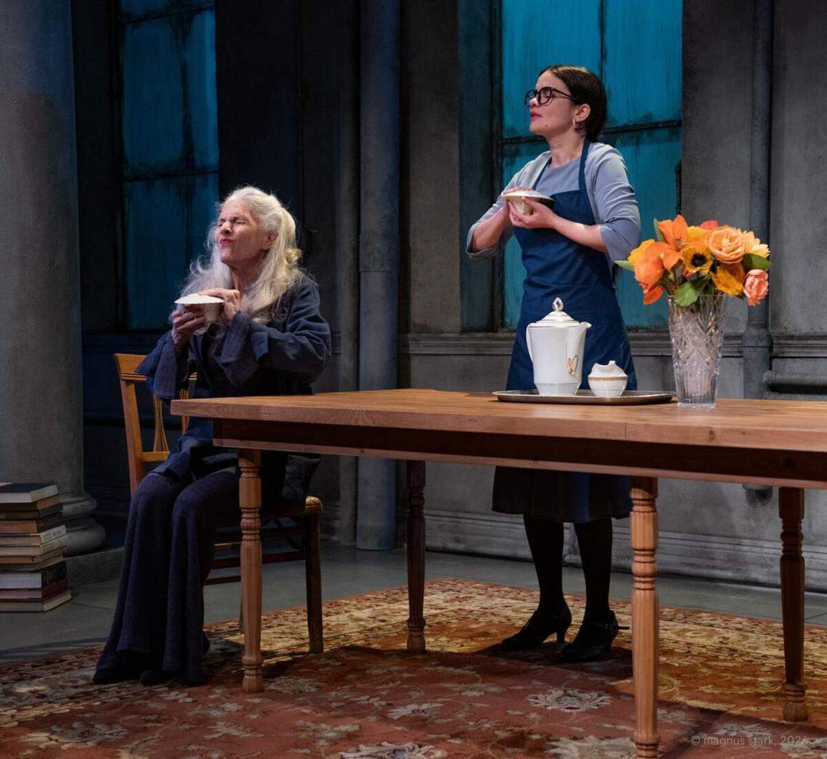 Sara Morsey como Bernadette Kahn y Claudia Tomas como Lucila Pulpo comparten una taza de té en una escena de “Sotto Voce” en el escenario de GableStage hasta el domingo 15 de febrero. (