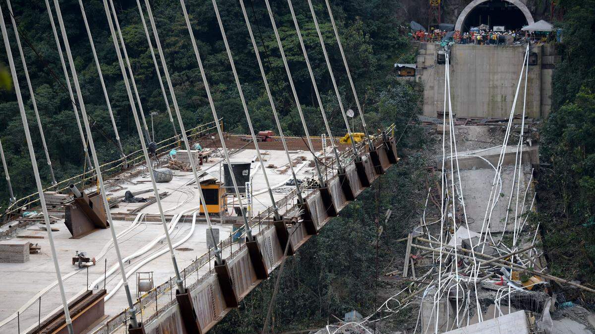 Vista general de un puente que colapsó en el municipio de Guayabetal en la carretera que conecta Bogotá con la ciudad de Villavicencio, departamento de Cundinamarca, el 15 de enero de 2018.