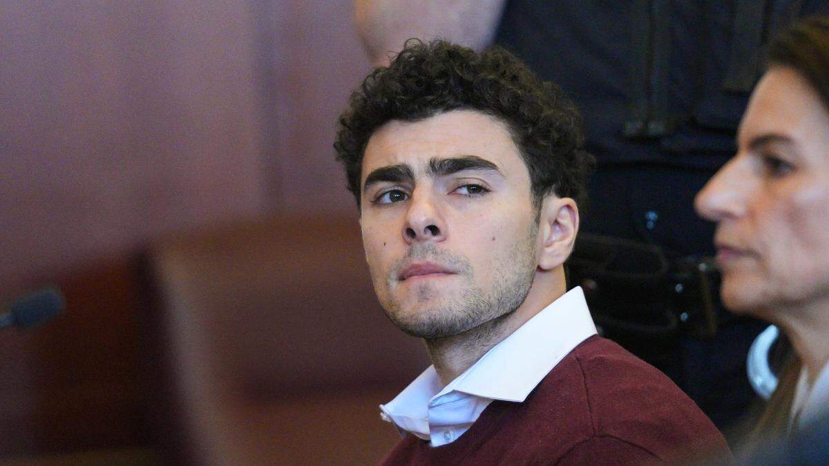 Luigi Mangione comparece ante la Corte Suprema de Manhattan para enfrentar cargos de asesinato por el homicidio a tiros del CEO de UHC, Brian Thompson.