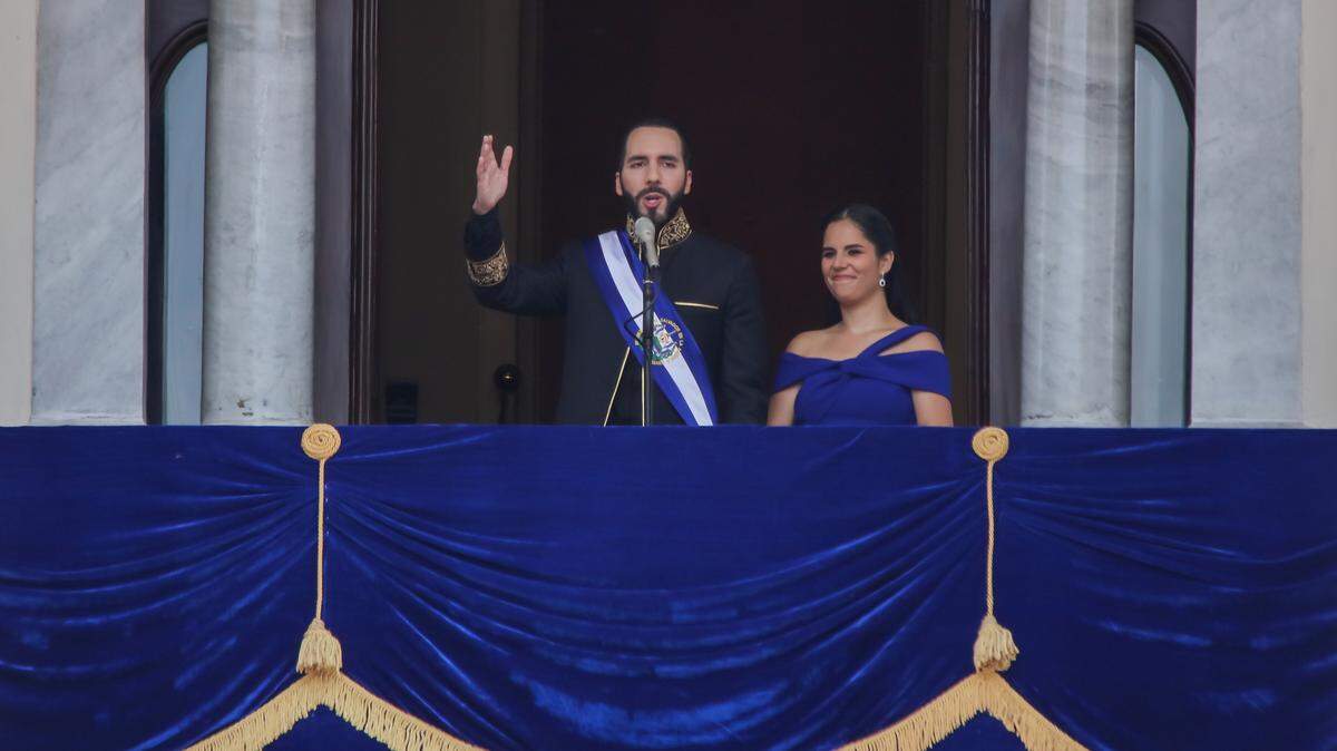 El Congreso de El Salvador, dominado por el oficialismo, aprobó este jueves la reelección presidencial indefinida para permitir la continuidad del mandatario Nayib Bukele, y amplió el periodo de gobierno de cinco a seis años, en una profunda reforma constitucional.