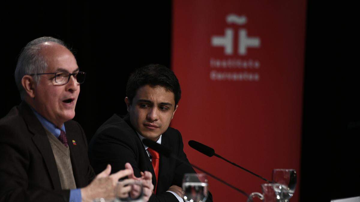 El exalcalde de Caracas, Antonio Ledezma y ell activista venezolano y fundador de la ONG Operación Libertad, Lorent Saleh, durante la celebración del seminario. 03 diciembre 2018 (Foto de ARCHIVO) 3/12/2018