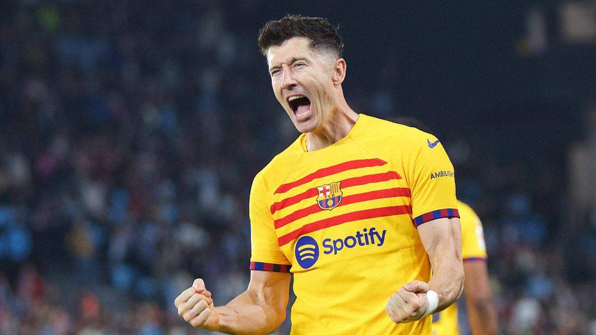 El delantero de Barcelona Robert Lewandwski celebra tras marcar un gol en el partido de la liga española ante el Celta de Vigo, el 17 de febrero de 2024.