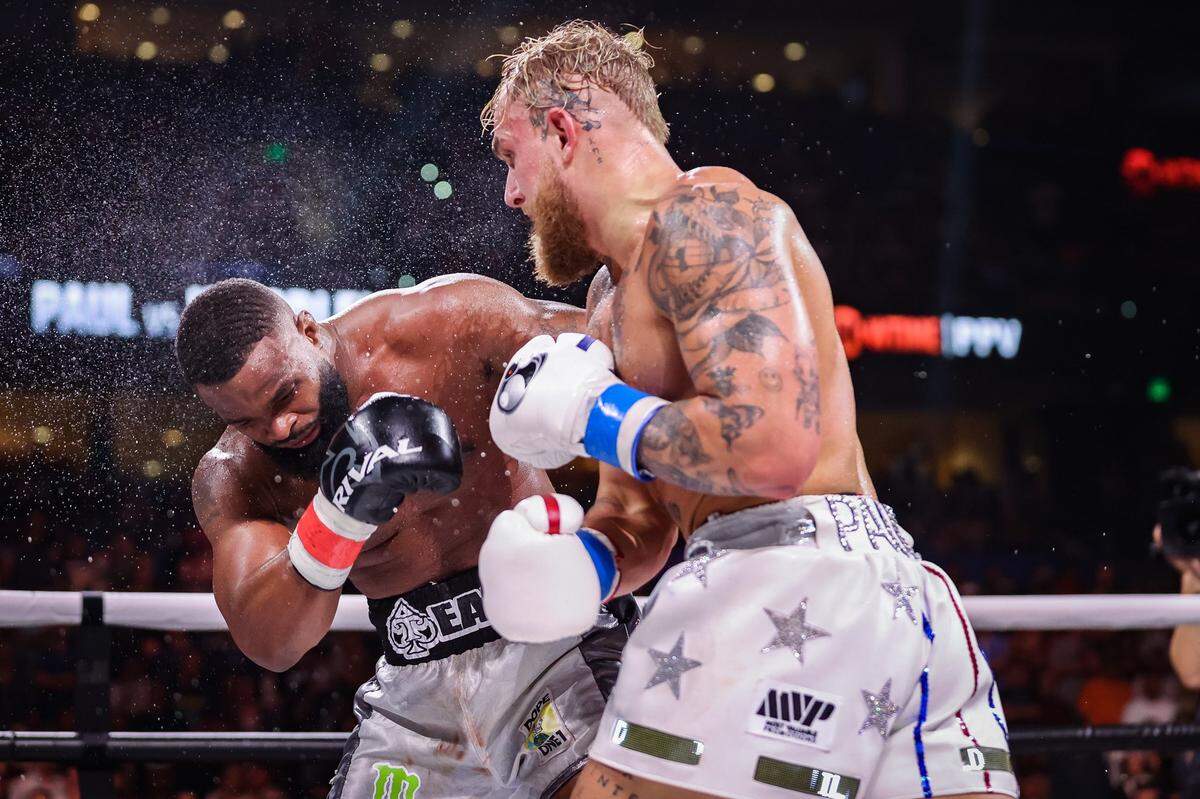 TYRON WOODLEY (izq.) perdió por nocaut ante Jake Paul, el sábado en Tampa.