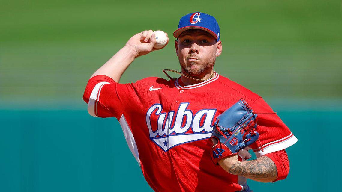 El relevista Yariel Rodríguez lanza por el equipo de Cuba ante los Reales de Kansas City, en un juego de preparación con vistas al Clásico Mundial de Béisbol, celebrado el 3 de marzo de 2026 en Surprise, Arizona. 