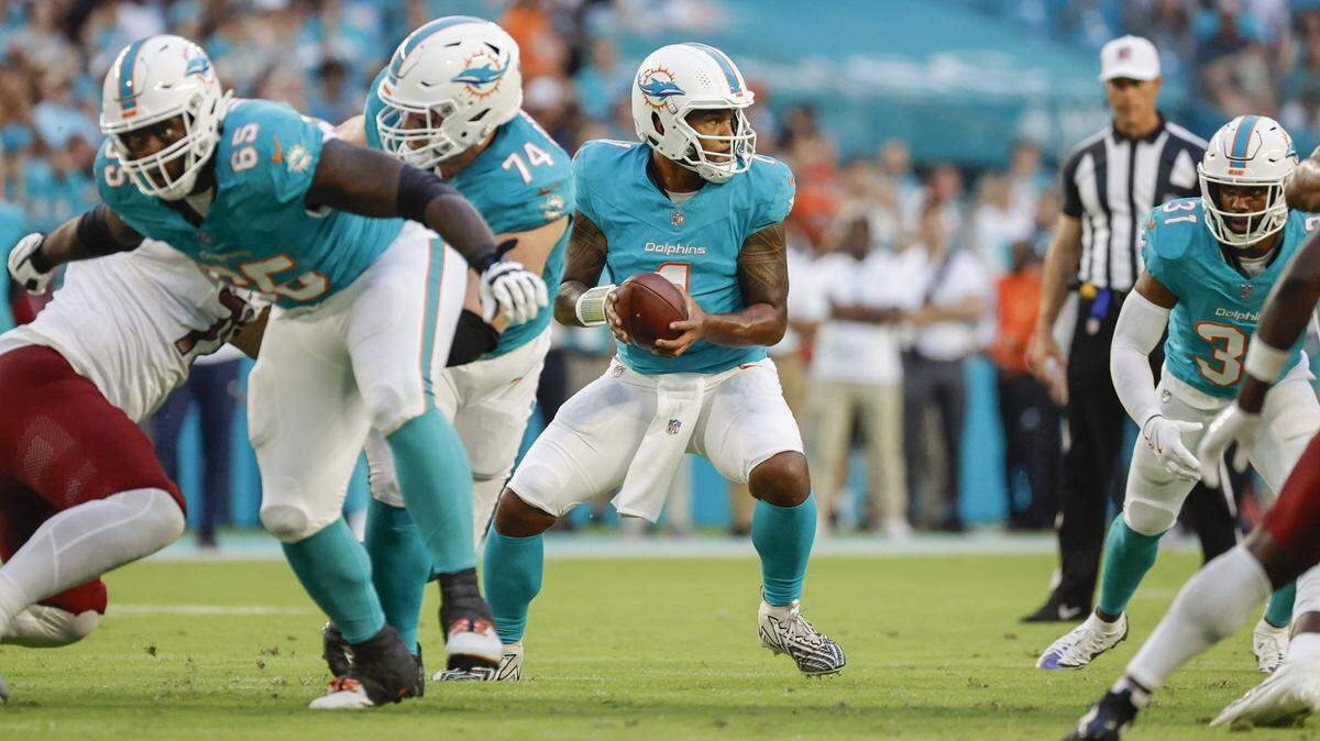 El quarterback de los Dolphins Tua Tagovailoa mira para pasar el ovoide en el partido de pretemporada ante los Commandes de Washington, celebrado el 17 de agosto de 2024 en el Hard Rock Stadium en Miami Gardens, Florida.