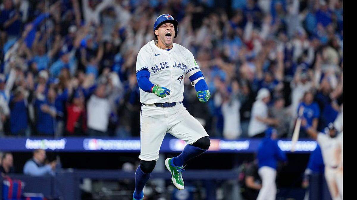 El jardinero de los Azulejos George Springer celebra tras pegar el jonrón en el séptimo inning que le dio el triunfo a su equipo ante los Marineros de Seattle, en el Juego 7 de la Serie de Campeonato de la Liga Americana, efectuado el 20 de octubre de 2025 en Toronto.
