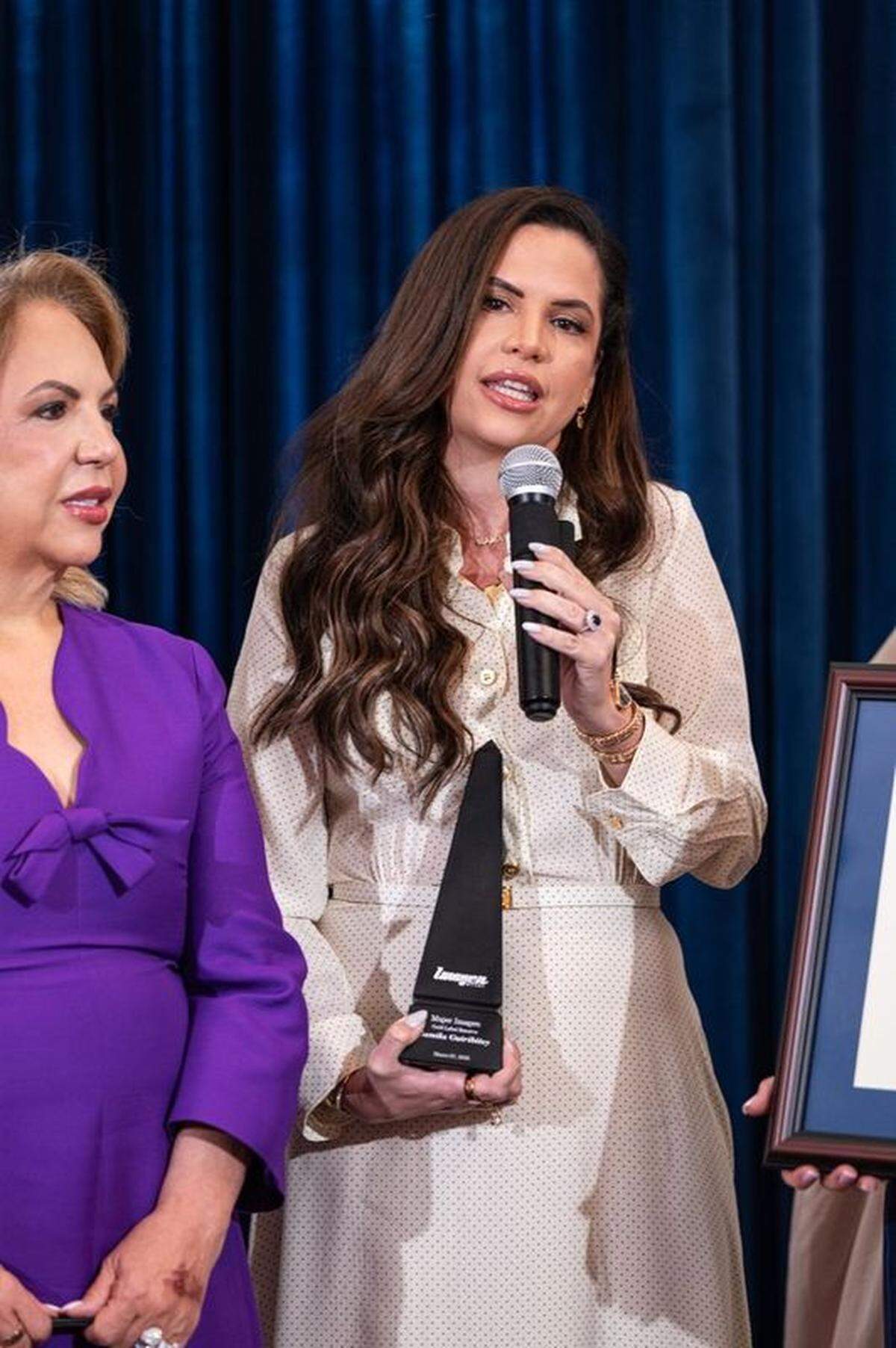 La influencer y dentista cubanoamericana Camila Guiribitey (der.) recibió el premio Mujer Imagen de manos de su mamá, la empresaria Tatiana Guiribitey.
