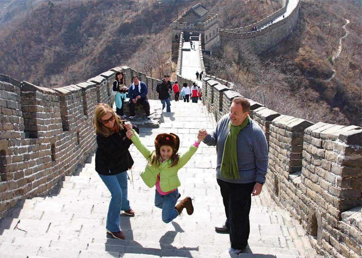 Raúl De Molina con su esposa Mily y su hija durante una visita a la Muralla China.
