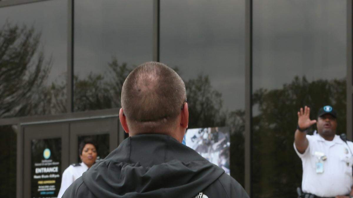 Guardias en el Museo Smithsonian del Aire y el Espacio no permiten que turistas entren al musea a raíz del apagón que afectó el martes 7 de abril a Washington. 