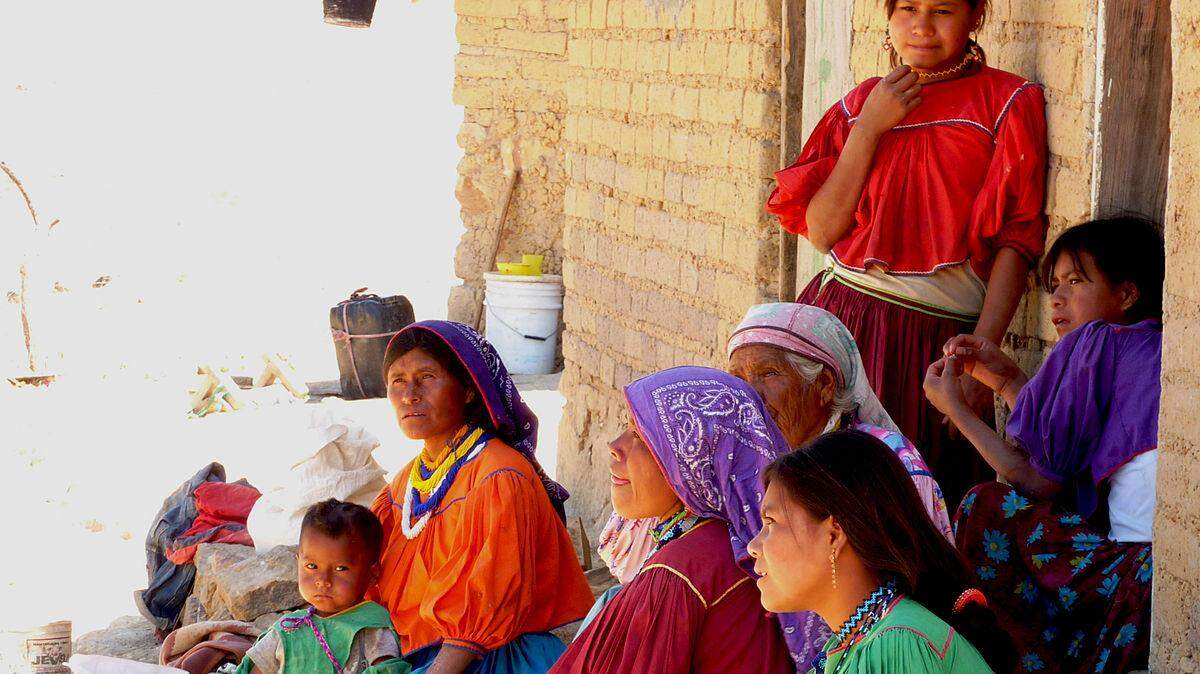 Mujeres del pueblo indígena wixárika en México.