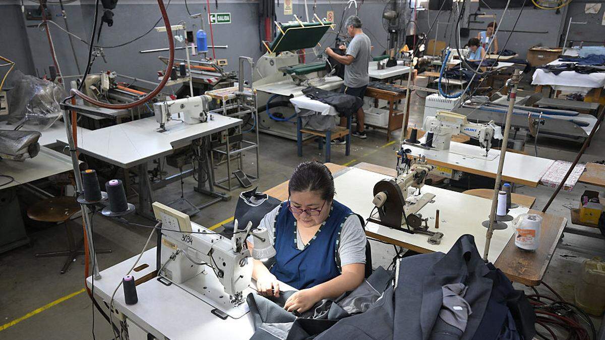 Trabajadores confeccionan chaquetas de traje en la fábrica argentina de ropa formal “Confecciones Seman S.A.” en Buenos Aires, el 10 de febrero de 2026. La industria textil argentina atraviesa una crisis con la caída de las ventas, el aumento de los costos de producción local y la preocupación por la competencia de las importaciones.