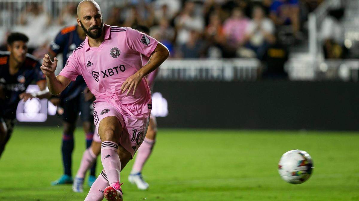 El delantero del Inter Miami Gonzalo Higuaín anota un penal en el partido contra Cincinnati, celebrado el 30 de julio de 2022 en Miami.