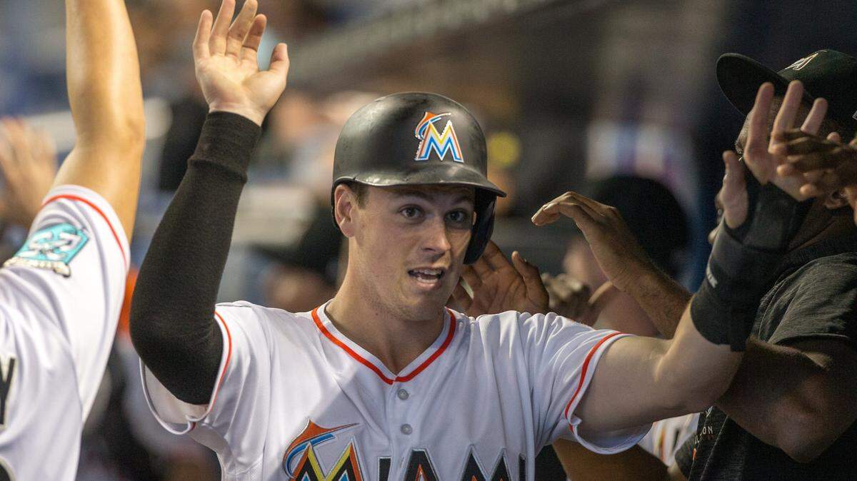BRIAN ANDERSON es felicitado por su equipo tras anotar una carrera contra los Filis el 15 de julio en Miami.
