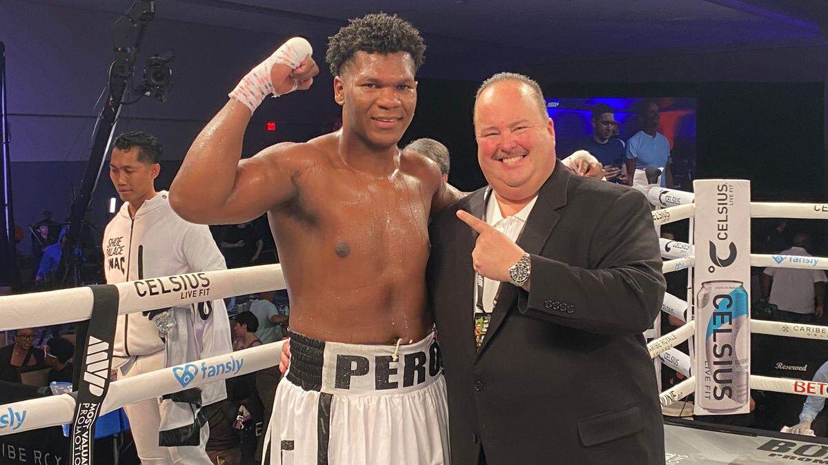 Dainier Peró junto al promotor Amaury Piedra, de Boxlab Promotions, tras su triunfo el viernes en Orlando.