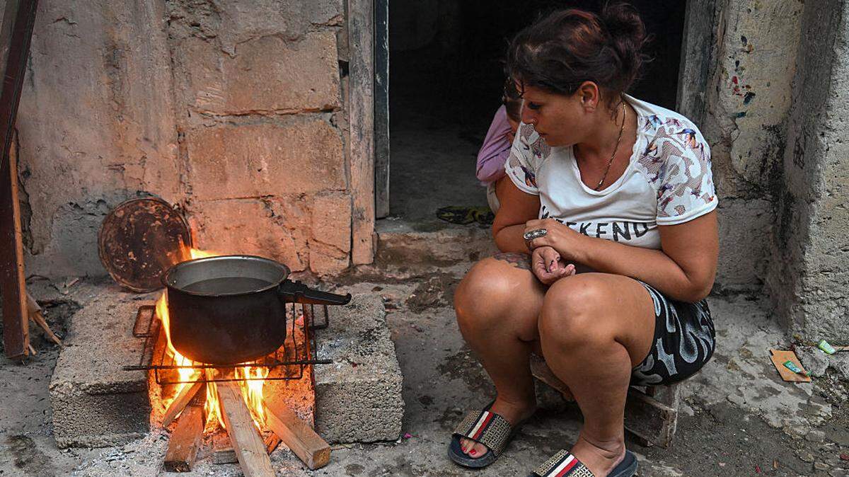 Una mujer cocina con leña durante un apagón en el Reparto Poey, municipio de Arroyo Naranjo en La Habana, el 28 de enero de 2026. 