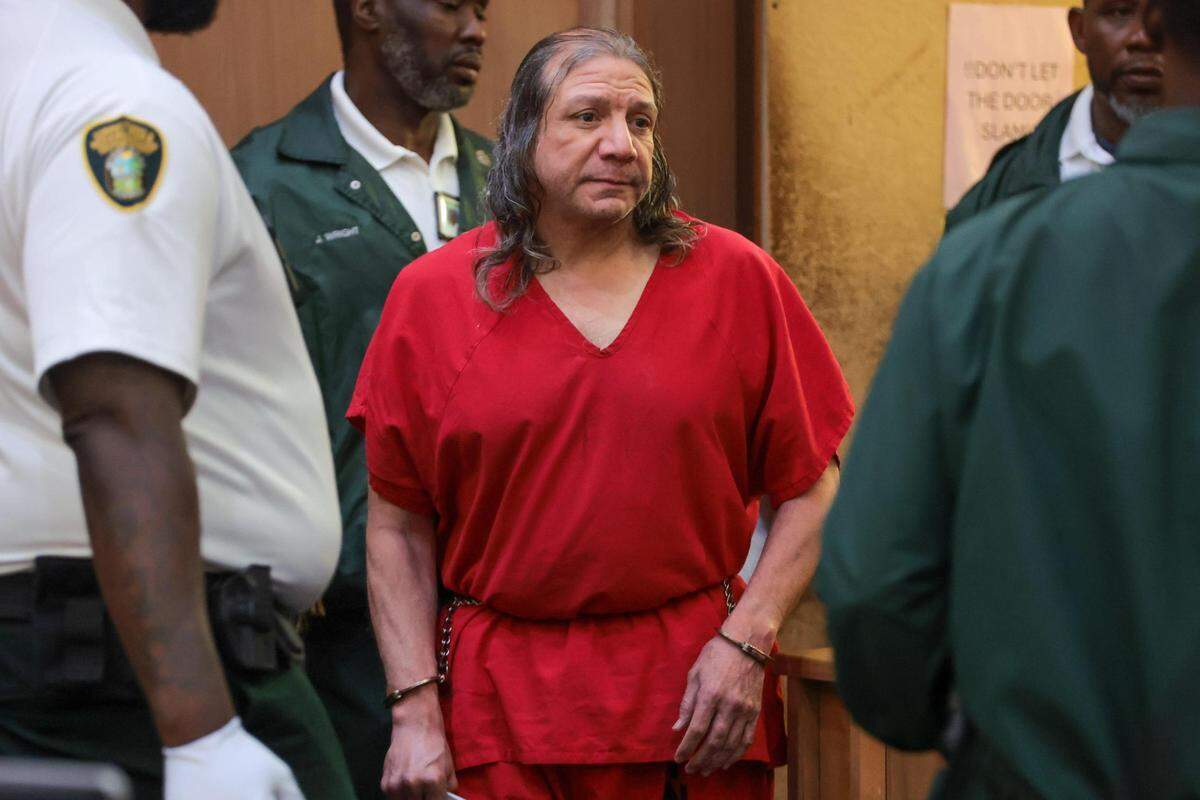 Jorge Barahona es conducido a una sala por agentes del Departamento de Correcciones de Miami-Dade para una audiencia de competencia mental, en el Edificio de Justicia Richard E. Gerstein de Miami, el 22 de julio de 2025.