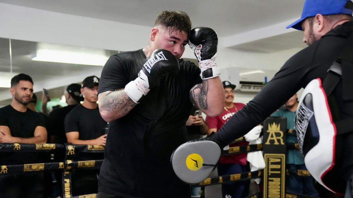 Andy Ruiz Jr. realizó un entrenamiento para los medios de comunicación en su gimnasio en el área de San Diego el miércoles, mientras se prepara para enfrentar Luis Ortiz en un choque eliminatorio rumbo al título de peso pesado del Consejo Mundial del Boxeo.