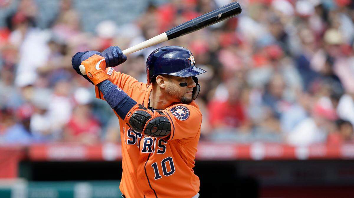 El primera base de los Astros Yuli Gurriel batea en el segundo inning del partido ante los Angelinos, el 29 de septiembre de 2019.